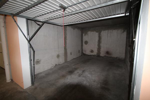 le garage spacieux avec éclairage et PC