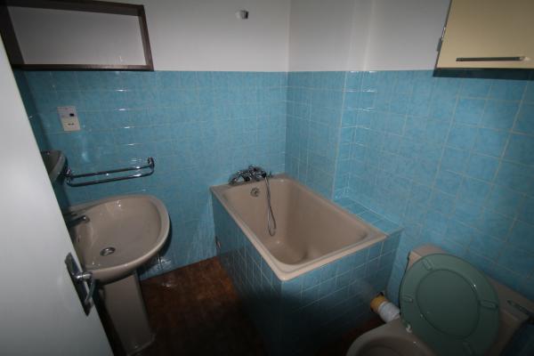 salle de bains avec wc