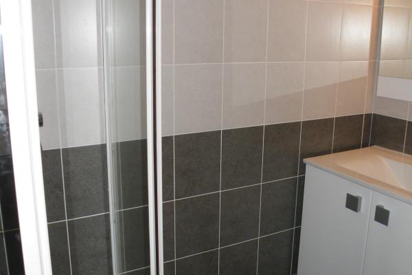 salle d'eau avec douche à l'italienne