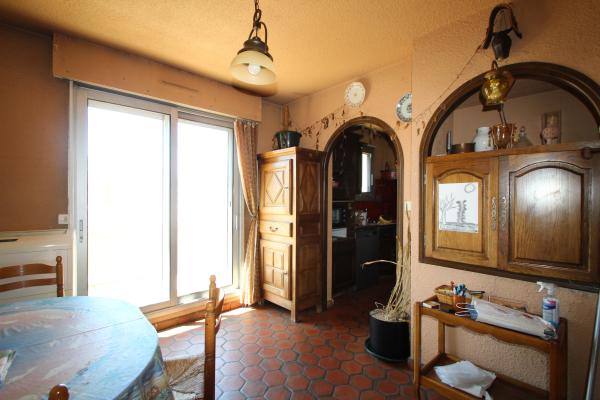 espace repas avec cuisine attenante